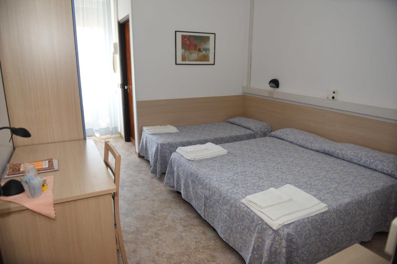 Rivazzurra Hotel Pesaro Quarto foto